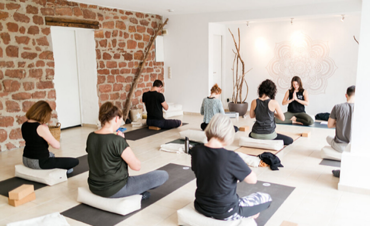 Absolute Beginner Yoga Basics Mit Sara Sandra Von Sweet Karma Yoga Auszeitkalender